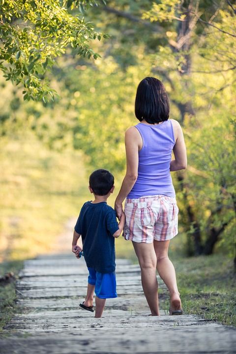 家庭 孩子 人们 年轻 男孩 母亲 女士 一起 女性 童年
