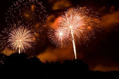 烟花 火箭 火 点燃 爆炸 丰富多彩的 天空 夜晚 节日
