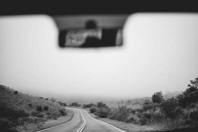 路 旅行 车 挡风玻璃 冒险 巷道 多雾路段 有雾的 景观