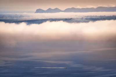 山 镇 树木 多雾路段 阴霾 海 船 云 气氛 大气
