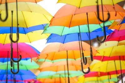 五颜六色的雨伞 颜色 雨 快乐的心情 乐观 遮阳伞 恶劣的天气