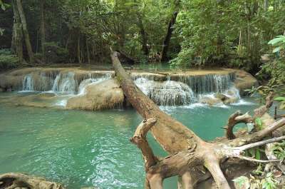 爱侣湾 泰国 水 盆地 游泳池 绿色 树 森林 北碧府
