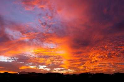 日落 夕阳的天空 云 天际线 橙子 紫色 蓝调 温暖的