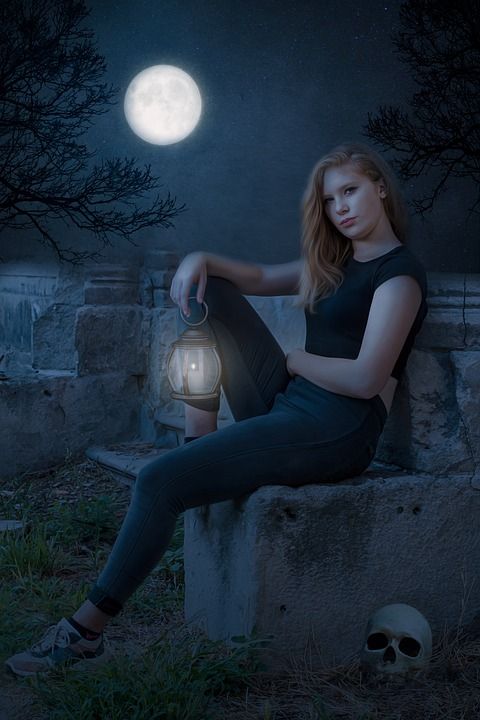 幻想 黑暗的 哥特 女士 女孩年轻 美丽 模型 夜晚 月亮