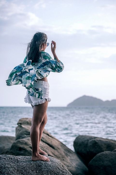 赤脚 海滩 女性 自然 海洋 户外 松弛 海 站立 石头