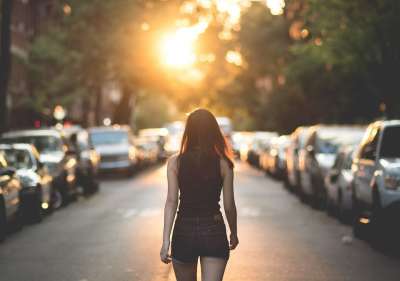 人们 女孩 女士 性感的 步行 路 日出 日落 户外的 车