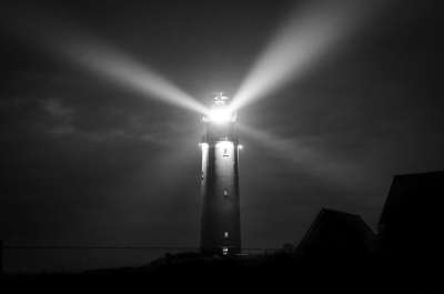 灯塔 夜晚 海 海岸 光 天空 塔 海洋 信标 光束 航海的