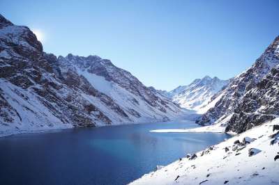 湖 山 雪 水 下雪的 冬天 山脉 自然 风景 风景秀丽的