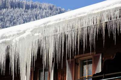 冬天 冰冷的 冰柱 房子 雪 寒冷的 冷冻 冰淇淋 冻结 霜