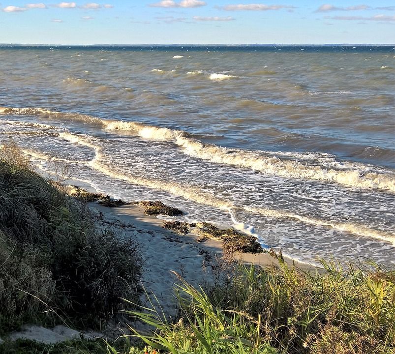 波罗的海, 丹麦, 岛作为, 去海滩的路, 波涛汹涌的大海, 波浪, 洪水, 喷