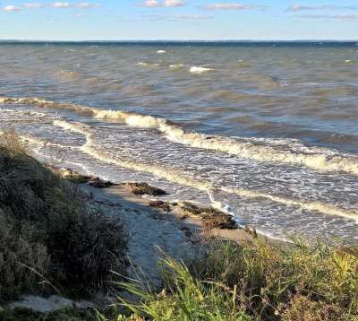 波罗的海 丹麦 岛作为 去海滩的路 波涛汹涌的大海 波浪 洪水 喷