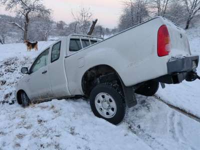 汽车 意外 冬天 雪 光滑的 挖 损害 损坏
