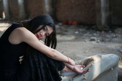 少女 女性 穿黑色裙子的女性 废墟上的女性