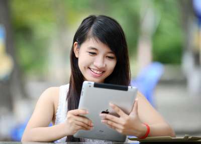 Ipad 女孩 药片 互联网 技术 计算机 数字的 快乐的 女士