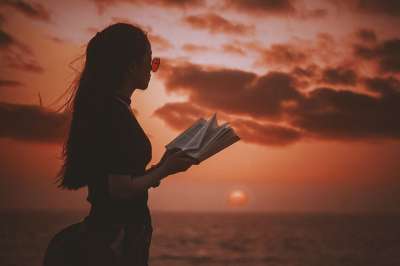 海 海洋 云 天空 日落 看法 人们 女孩 读 书