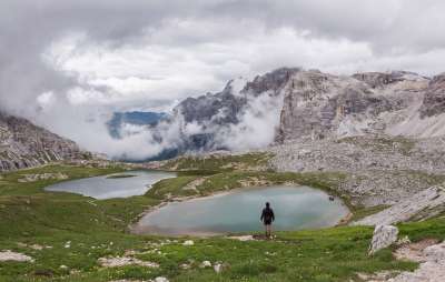 白云岩 徒步旅行者 景观 岩石 远足 阿尔卑斯山 自然 山 旅行