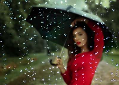 滴 雨 雨滴 窗格 飞沫 秋天 女孩 雨伞 玻璃后面