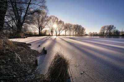 冬天 湖 寒冷的 冻结 雪 冰冷的 冬季景观 日出 冬季
