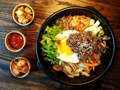拌饭 韩国人 食物 辣椒酱 烤肉 白饭 蔬菜 传统的 一顿饭