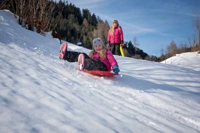 孩子们 女孩 冬天 雪 乐趣 鲍勃 拖鞋 滑动 下坡