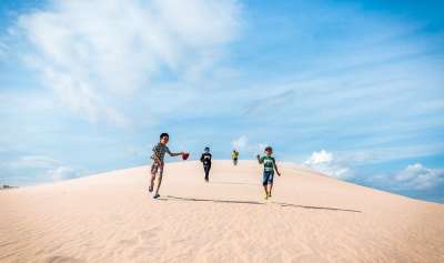 沙漠 孩子们 沙 沙丘 玩 童年 自然 景观 沙漠 沙漠