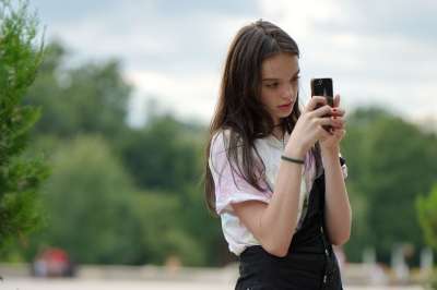 女孩 拍照 手机 户外 公园 自然 树木 不久 女孩 拍照