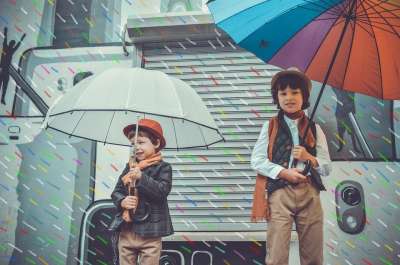 雨 雨伞 孩子们 童年 广告衣服 男孩的模式 伞 天气 街