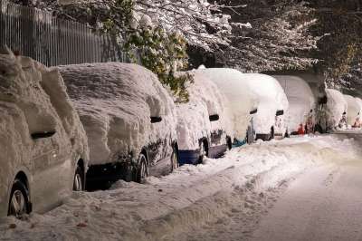 雪 街道 汽车 覆盖 深的 冬天 寒冷的 重的 降雪 季节
