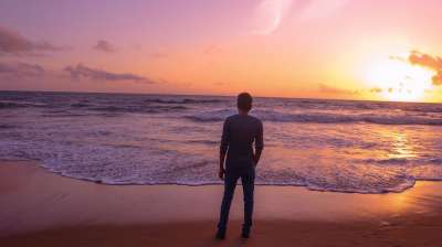 寂寞男孩 落日下的海滩 人们 年轻 人 旅行