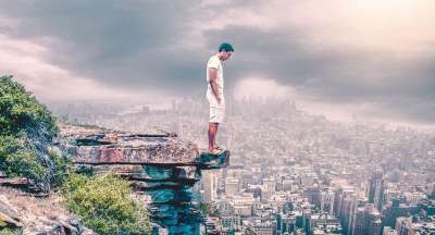 男人 山顶 城市 城市的 阴天 户外 天空 远足 背包旅行