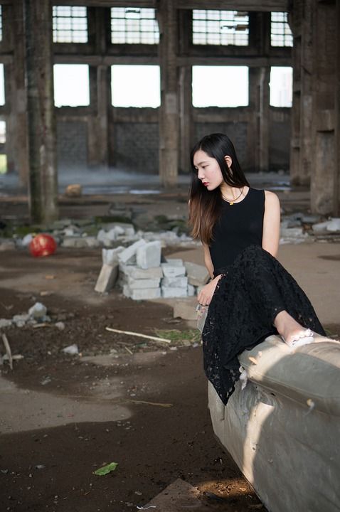 少女 女性 穿黑色裙子的女性 废墟上的女性