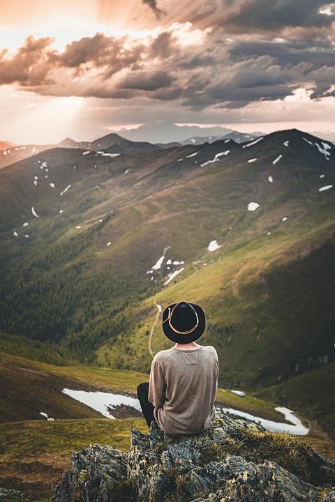 山 男人 景观 看法 远足 日落 旅行 人 山脉 风景 自然