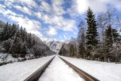 奥地利 诺伊基兴 导轨 曲目 河 丘陵 山 冷冻结 雪 冬天