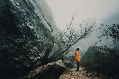 自然 多雾路段 户外 景观 山 石头 漫步 旅行 山坡 美容