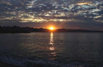 海滩 海 日出 夏天 美丽的海滩 太阳和大海 太阳 云 多云的