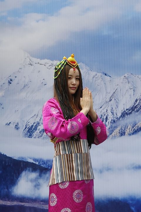 雪山 美女 祈祷 亚洲 传统服装 女人 模型 雪山 雪山 雪山