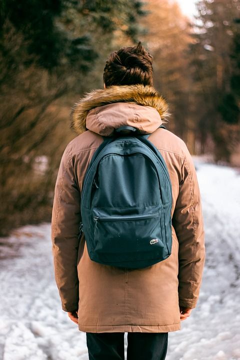 背包 包 男人 雪 冬天 褐色雪