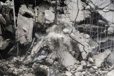 拆除 建造 废墟 灰尘 破坏球 地点 破坏 灰色的建筑