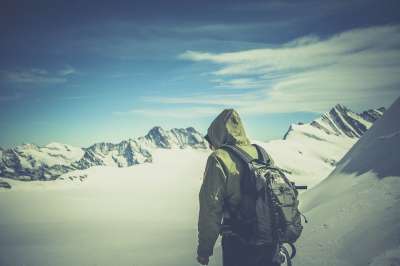 独自的 背包 攀登 寒冷的 徒步旅行者 远足 冰 山 山脉