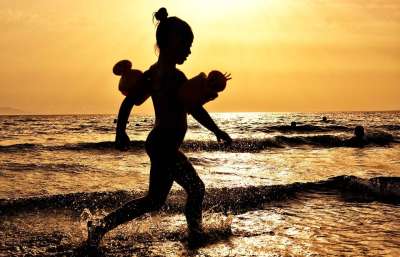 女孩 轮廓 孩子 水 水溅 海边剪影 游戏 播放 玩耍