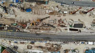 路 建筑 街道 拖拉机 行业 地点 金属 城市 工作 结构