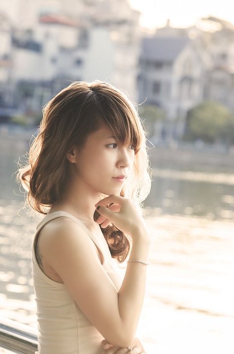 亚洲人 女士 亚洲 日落 阳光 女性 模型 摆姿势 美丽