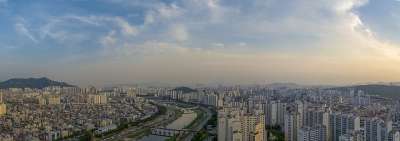 俯瞰一个桥在小溪 全景 回家的路 蓝天 云 韩国 汉城
