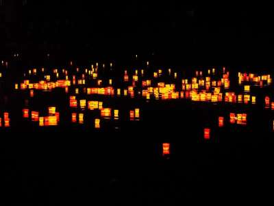 蜡烛 灯小夜曲 流动 灯的节日 漂浮蜡烛 红色的 黄色 烛光