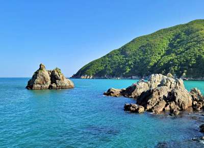 海 岛 山 岩层 海岸 沿海 海景 景观 海洋 蓝色的大海