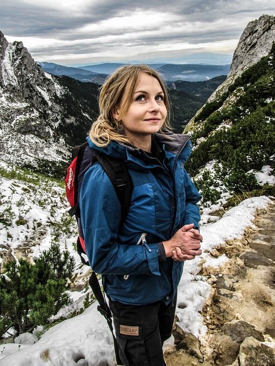 旅行 山 徒步旅行 女士 自然 冒险 雪 远足 生活方式