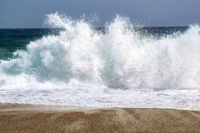 景观 海浪 破碎的 泡沫 沙 海 海滩