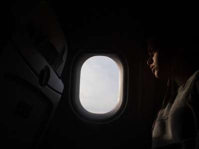 窗户 黑暗的 里面 飞机 航空公司 人们 女孩 旅行 黑色旅行