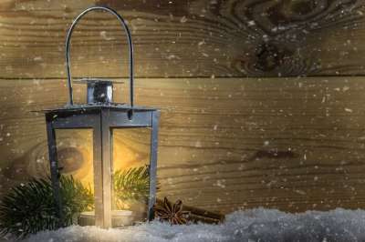 灯笼 光辉 光 雪 雪花 冬天 木头 背景 寒冷的 冷杉枝