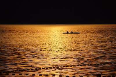 皮艇 水 游泳 皮划艇 夏天 湖 放宽 景观 太阳 流动